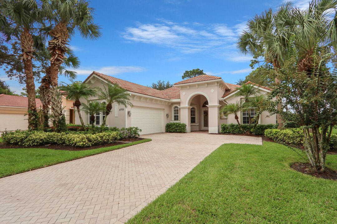 Под контрактом: $699,000 (3 спален, 3 ванн, 2664 Квадратных фут)