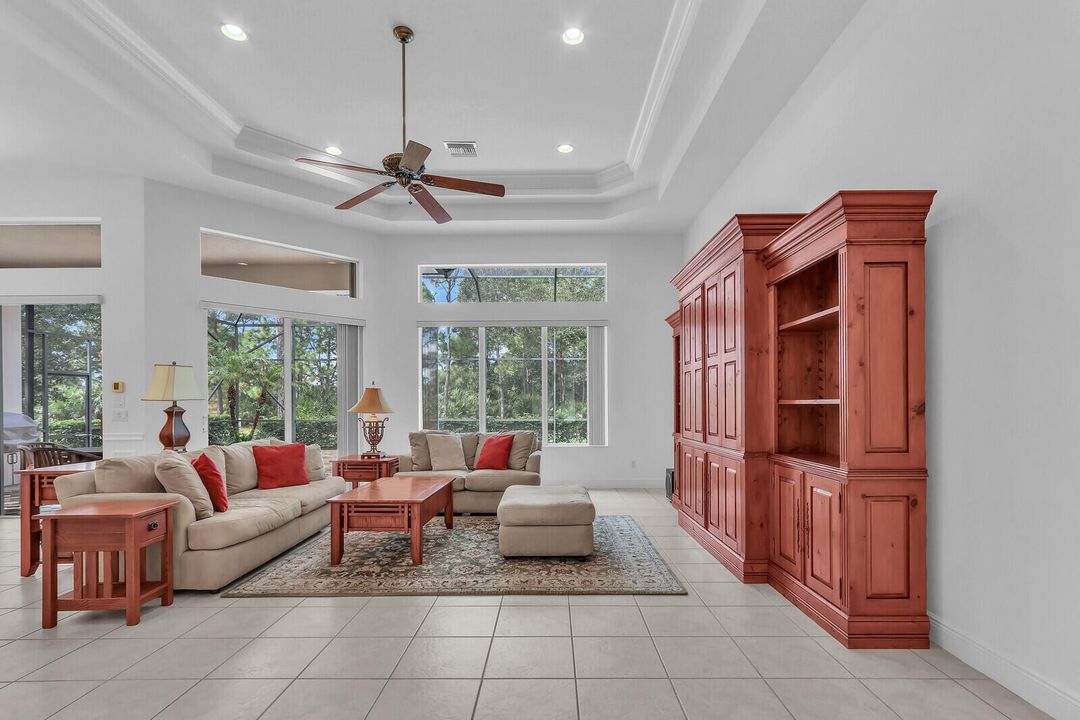 Под контрактом: $699,000 (3 спален, 3 ванн, 2664 Квадратных фут)