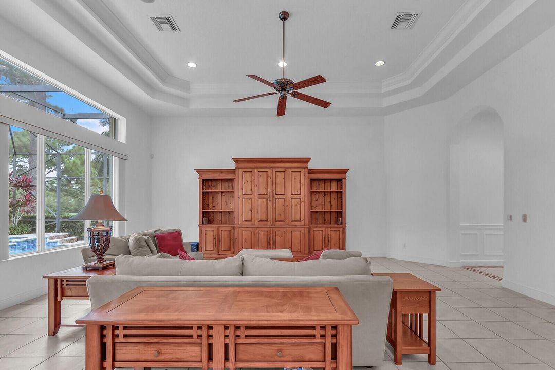 Под контрактом: $699,000 (3 спален, 3 ванн, 2664 Квадратных фут)