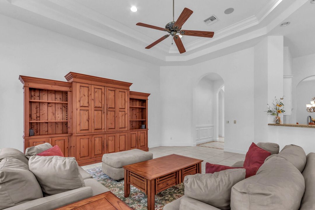 Под контрактом: $699,000 (3 спален, 3 ванн, 2664 Квадратных фут)