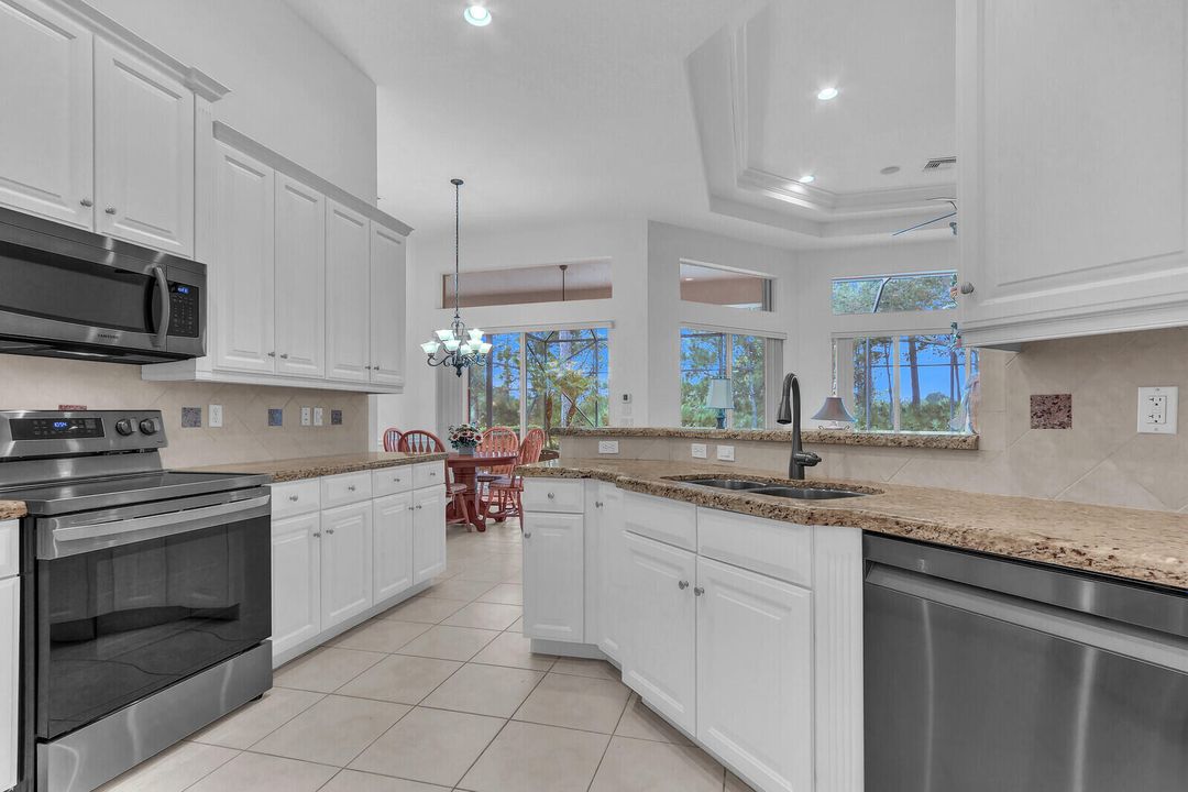 Под контрактом: $699,000 (3 спален, 3 ванн, 2664 Квадратных фут)