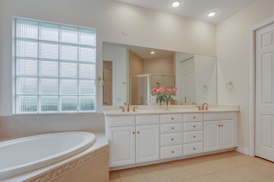 Под контрактом: $699,000 (3 спален, 3 ванн, 2664 Квадратных фут)