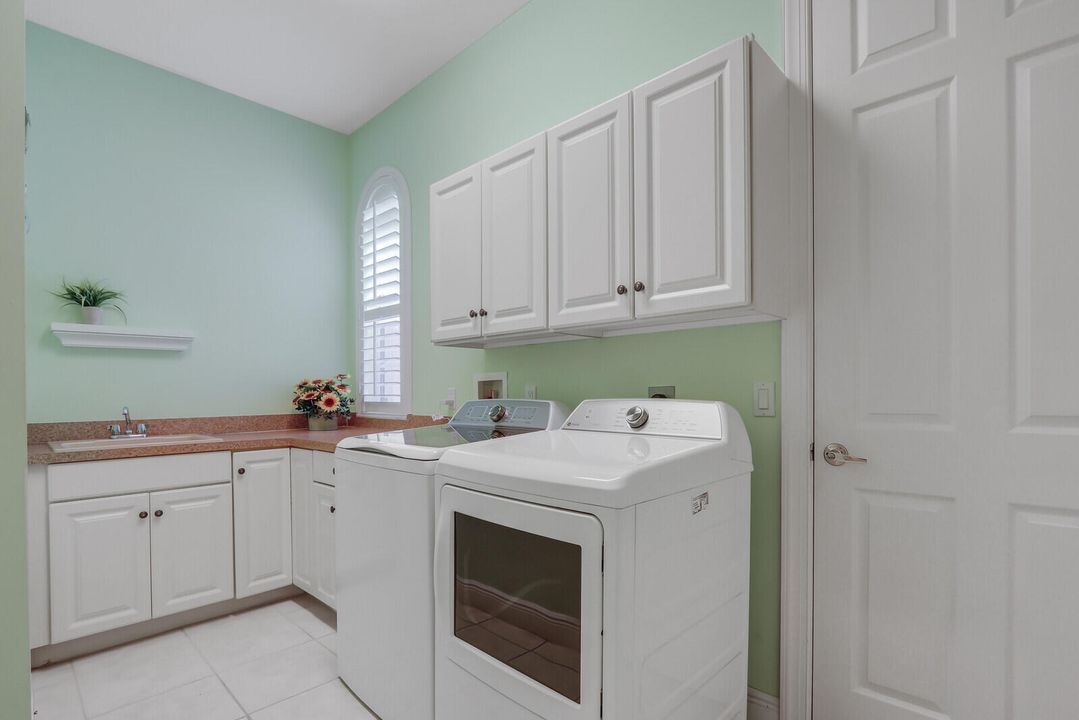 Под контрактом: $699,000 (3 спален, 3 ванн, 2664 Квадратных фут)