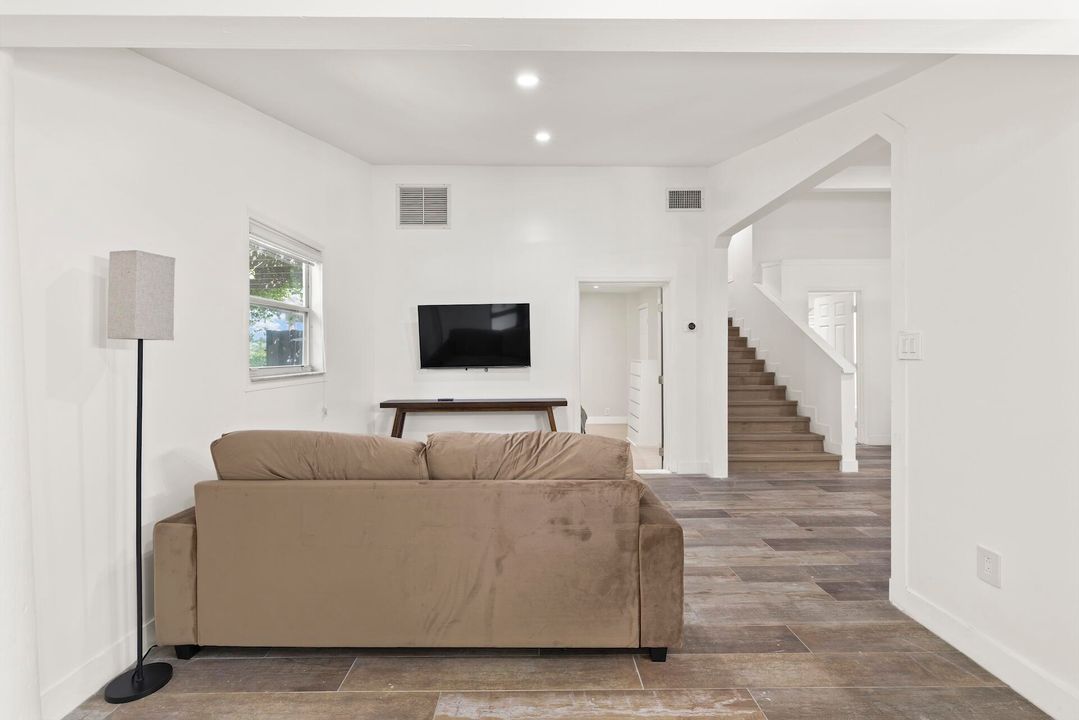 For Rent: $55,000 (4 beds, 2 baths, 2292 Square Feet)