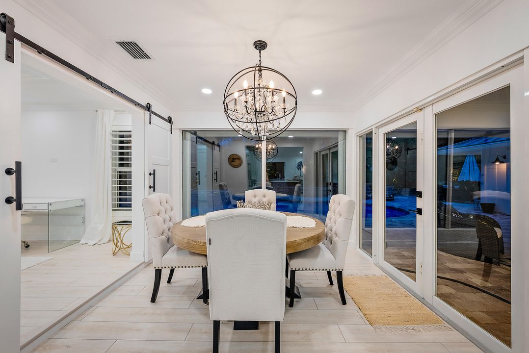 合同活跃: $2,939,000 (4 贝兹, 3 浴室, 2334 平方英尺)