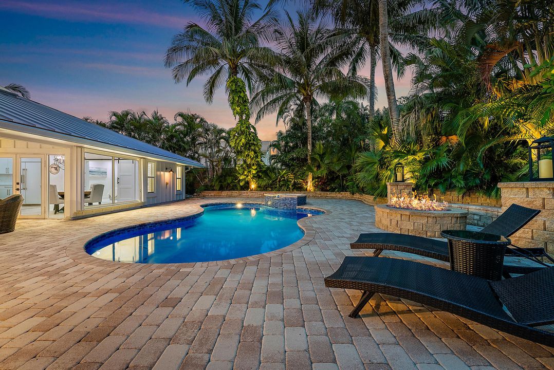 合同活跃: $2,939,000 (4 贝兹, 3 浴室, 2334 平方英尺)