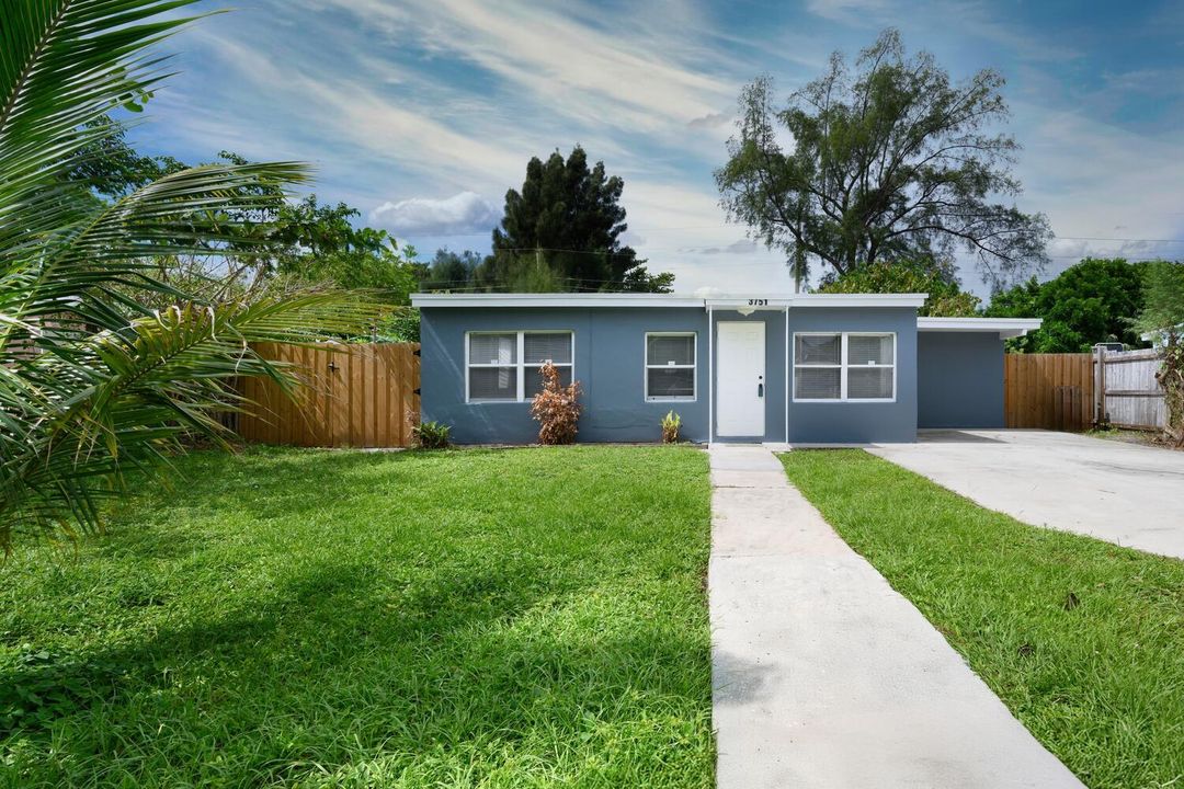 Recently Sold: $299,900 (3 beds, 1 baths, 988 Square Feet)