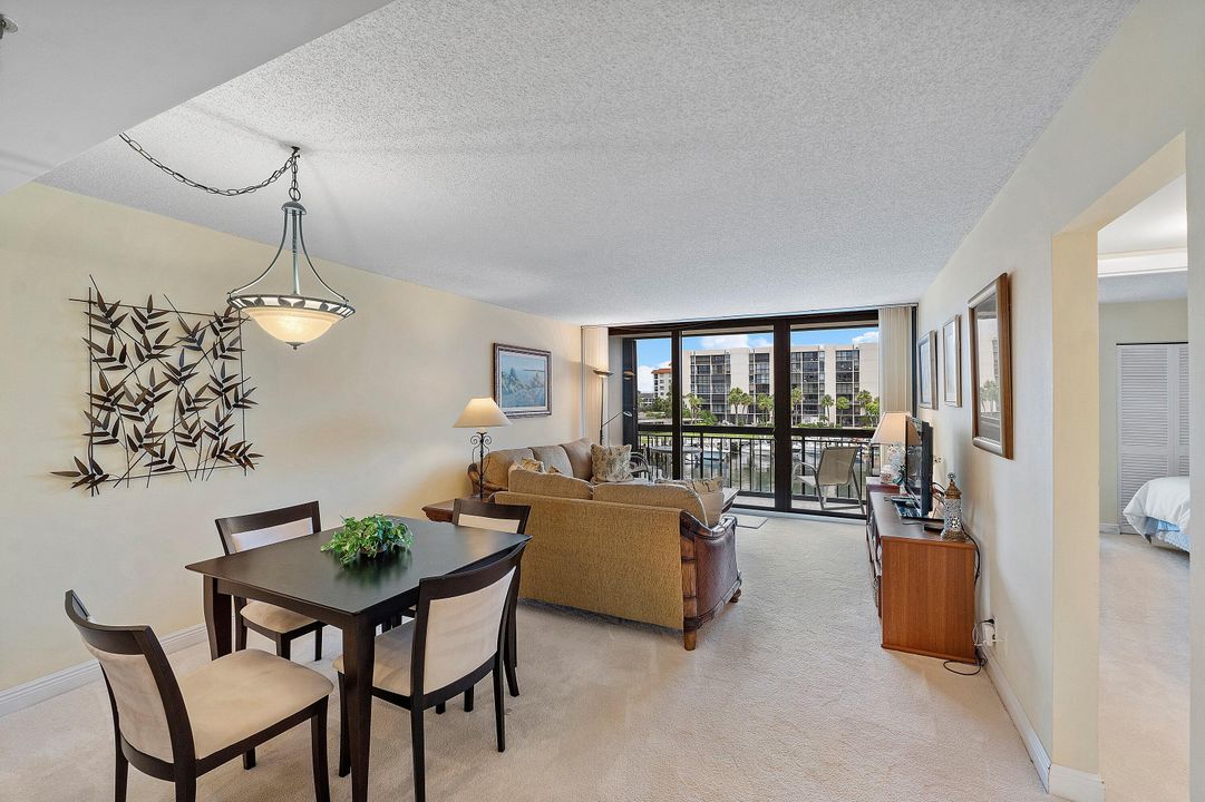 Под контрактом: $4,500 (2 спален, 2 ванн, 1215 Квадратных фут)