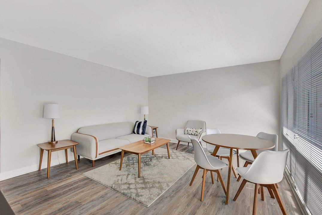 Recently Rented: $2,400 (1 beds, 1 baths, 579 Square Feet)