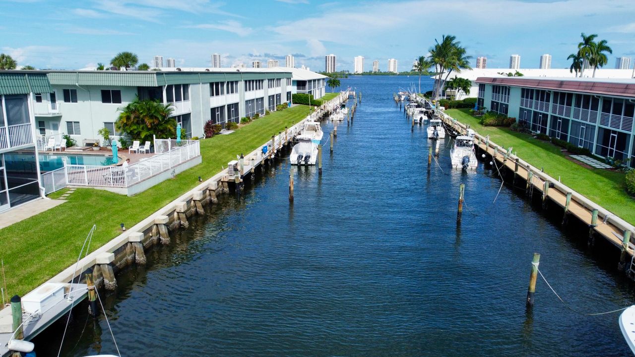 На продажу: $300,000 (2 спален, 2 ванн, 962 Квадратных фут)