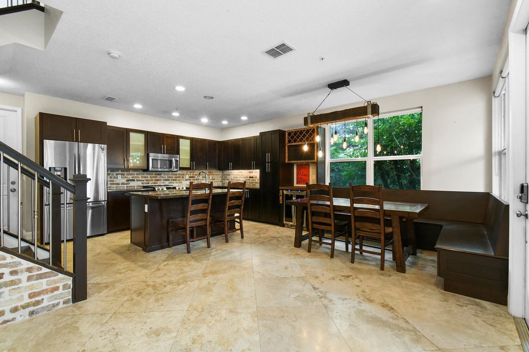 合同活跃: $4,200 (3 贝兹, 2 浴室, 1839 平方英尺)