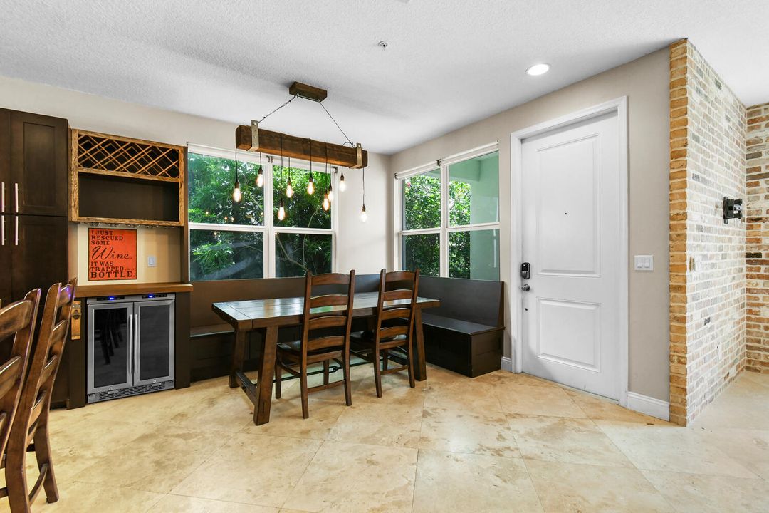 合同活跃: $4,200 (3 贝兹, 2 浴室, 1839 平方英尺)