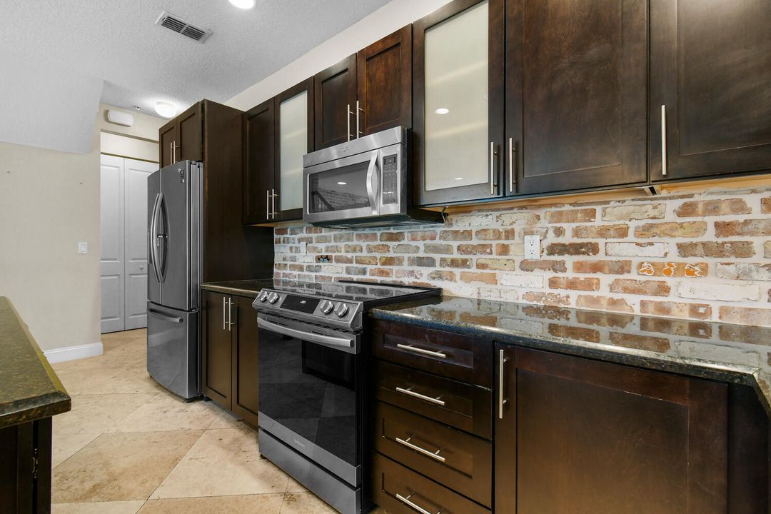 合同活跃: $4,200 (3 贝兹, 2 浴室, 1839 平方英尺)