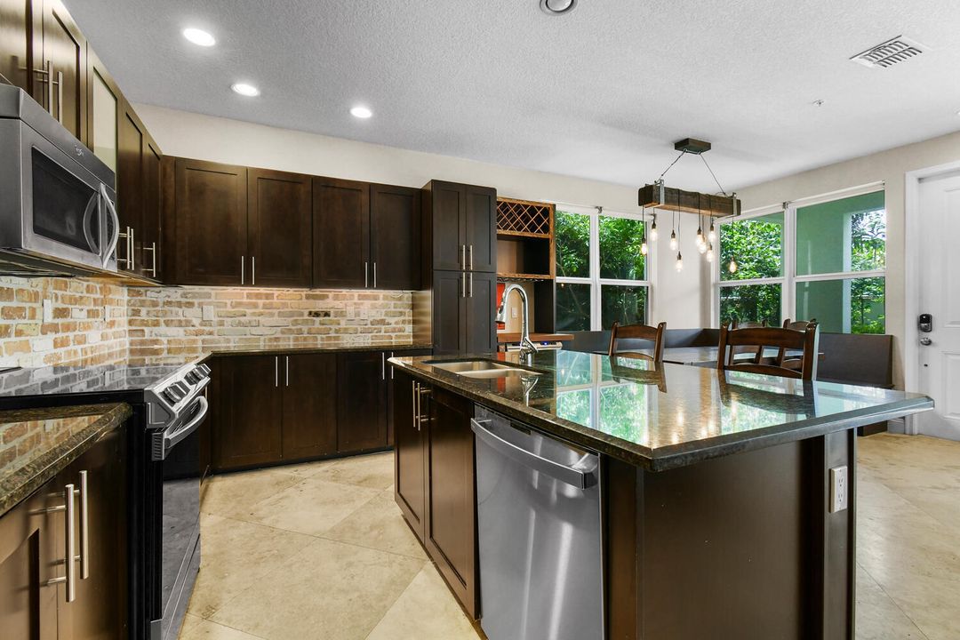 合同活跃: $4,200 (3 贝兹, 2 浴室, 1839 平方英尺)