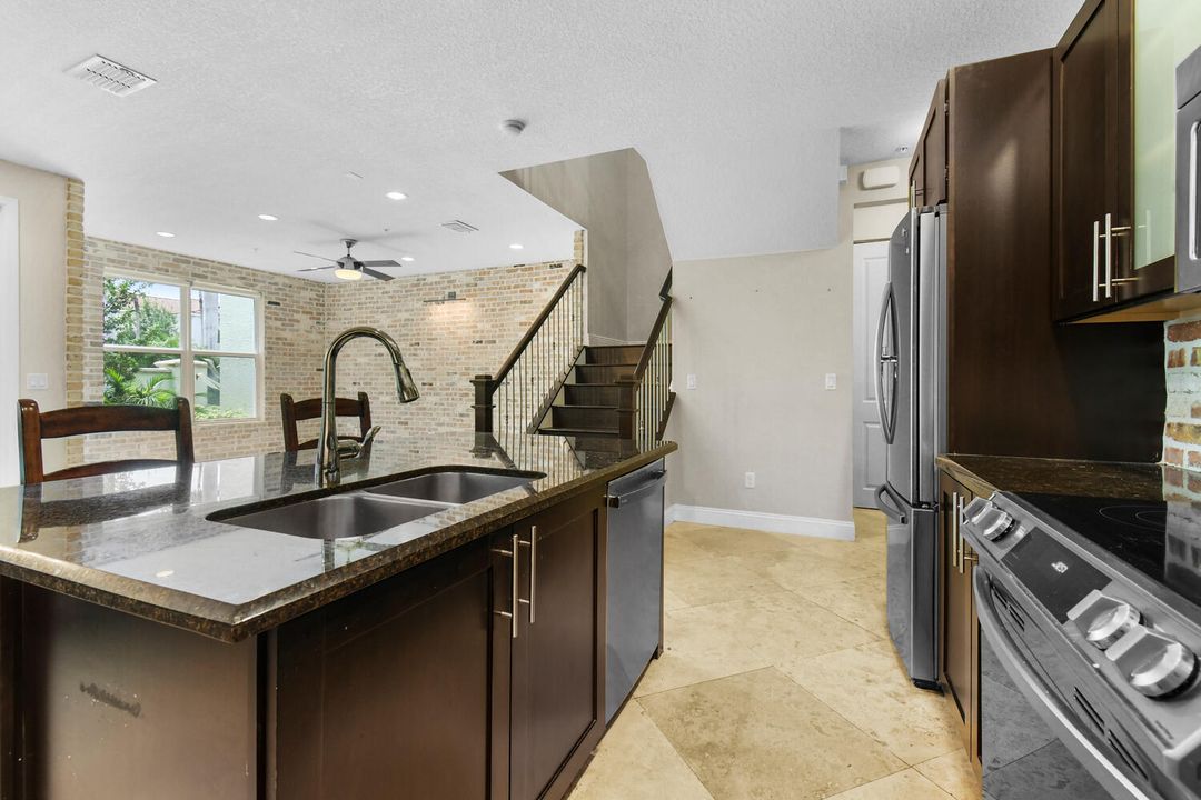 合同活跃: $4,200 (3 贝兹, 2 浴室, 1839 平方英尺)