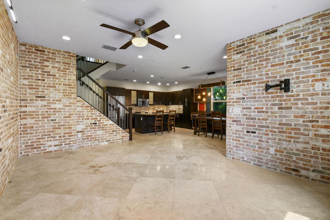 合同活跃: $4,200 (3 贝兹, 2 浴室, 1839 平方英尺)