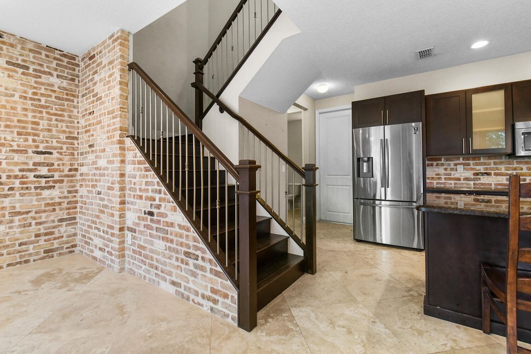 合同活跃: $4,200 (3 贝兹, 2 浴室, 1839 平方英尺)