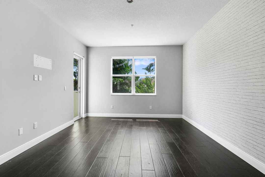 合同活跃: $4,200 (3 贝兹, 2 浴室, 1839 平方英尺)