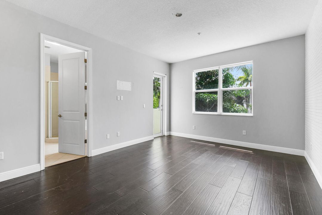 合同活跃: $4,200 (3 贝兹, 2 浴室, 1839 平方英尺)