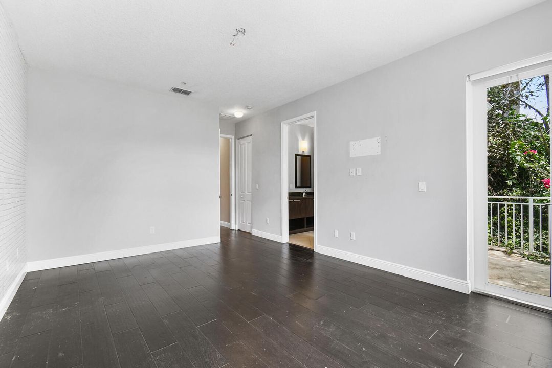 合同活跃: $4,200 (3 贝兹, 2 浴室, 1839 平方英尺)