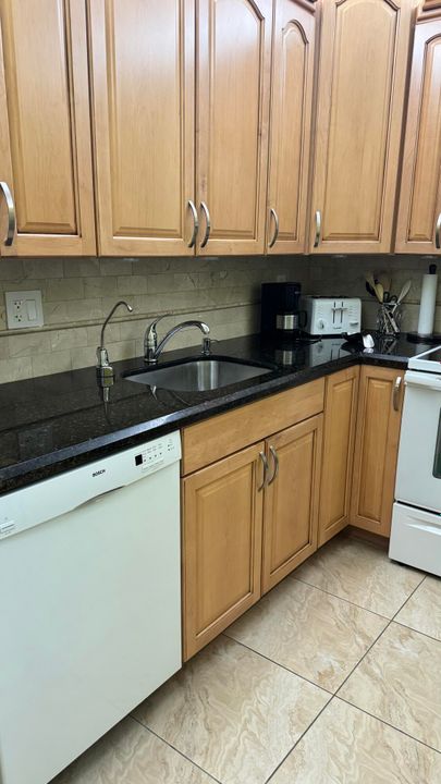 Под контрактом: $1,500 (2 спален, 2 ванн, 865 Квадратных фут)