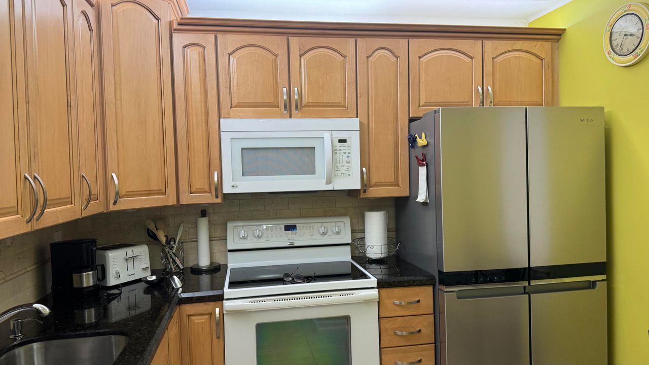 Под контрактом: $1,500 (2 спален, 2 ванн, 865 Квадратных фут)