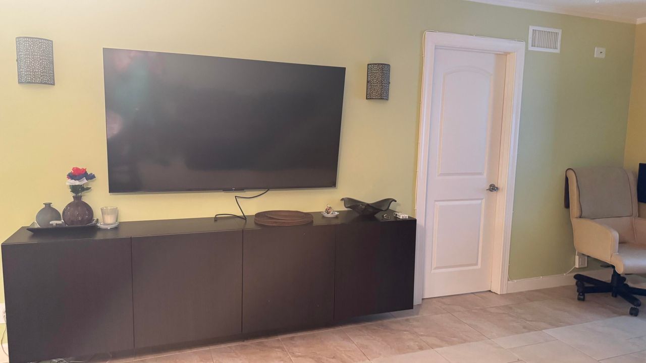 Под контрактом: $1,500 (2 спален, 2 ванн, 865 Квадратных фут)