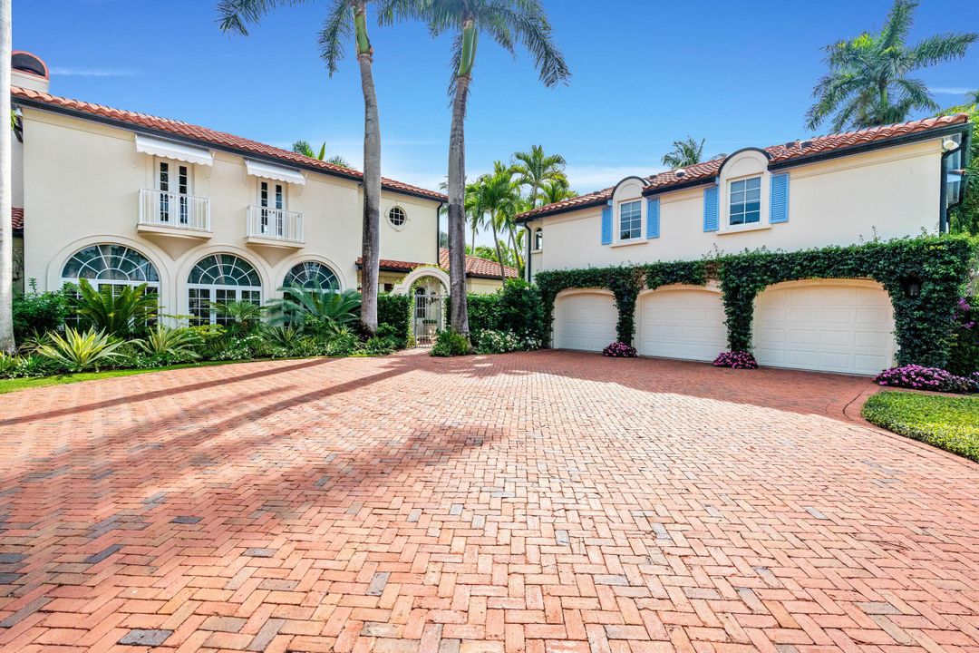 For Sale: $5,250,000 (5 beds, 7 baths, 5601 Square Feet)