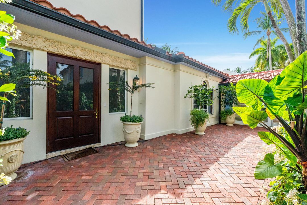 For Sale: $5,250,000 (5 beds, 7 baths, 5601 Square Feet)