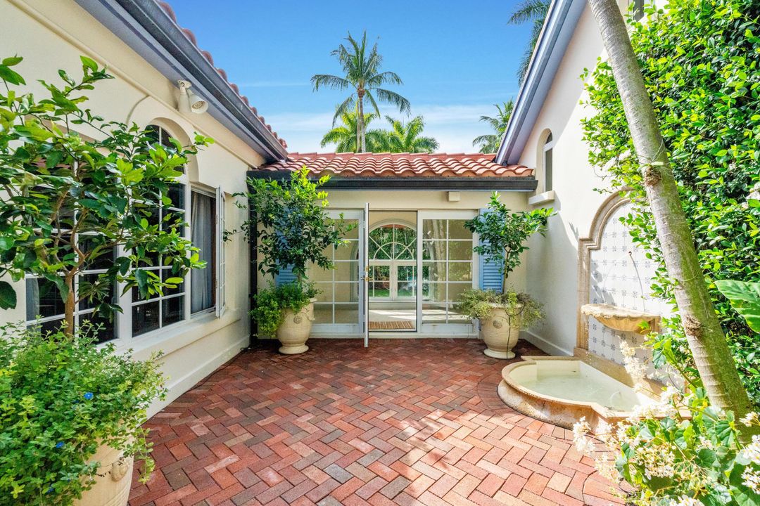 For Sale: $5,250,000 (5 beds, 7 baths, 5601 Square Feet)