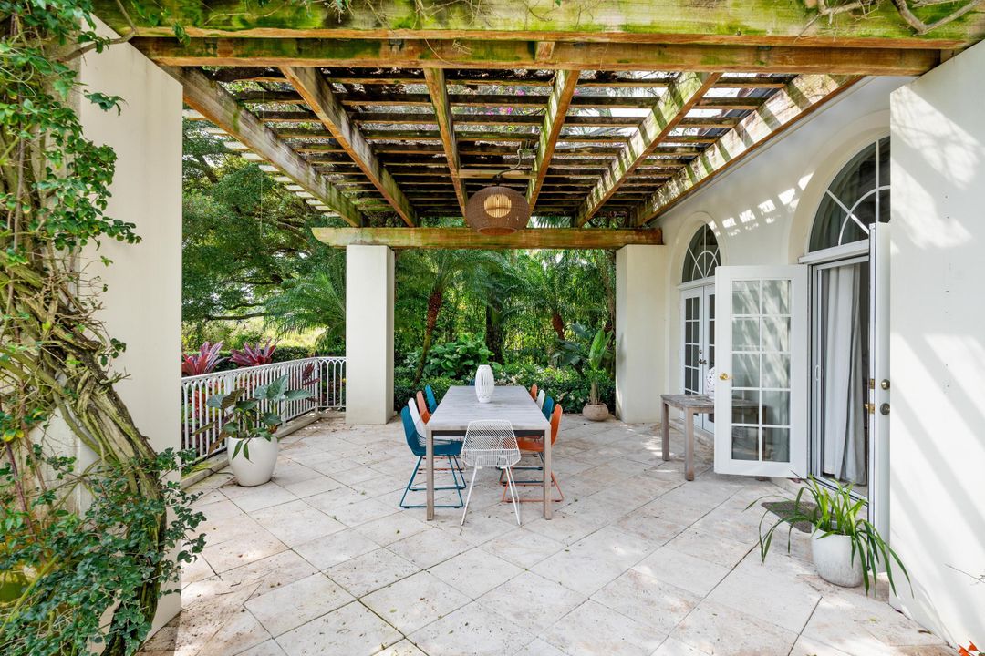 For Sale: $5,250,000 (5 beds, 7 baths, 5601 Square Feet)