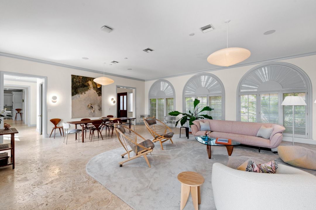 For Sale: $5,250,000 (5 beds, 7 baths, 5601 Square Feet)