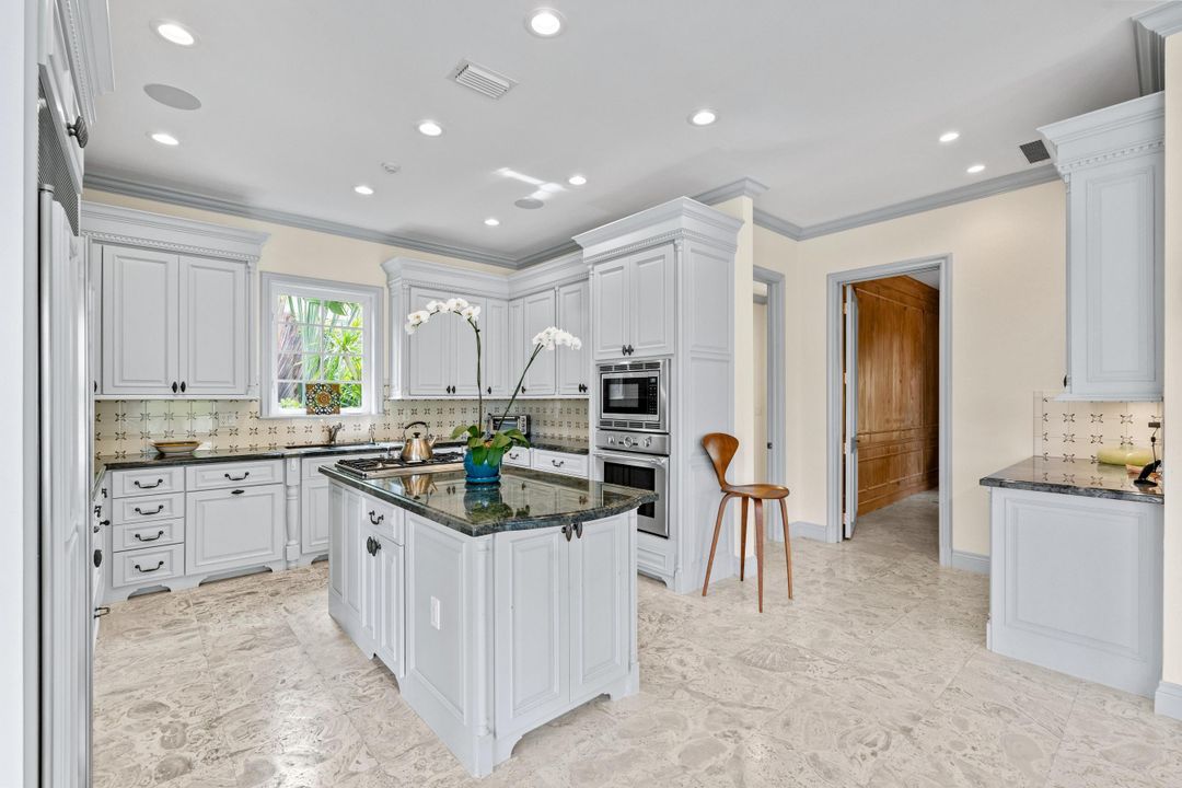 For Sale: $5,250,000 (5 beds, 7 baths, 5601 Square Feet)