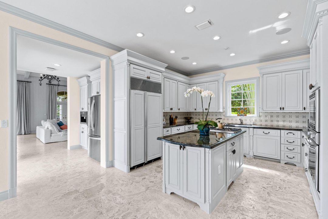 For Sale: $5,250,000 (5 beds, 7 baths, 5601 Square Feet)