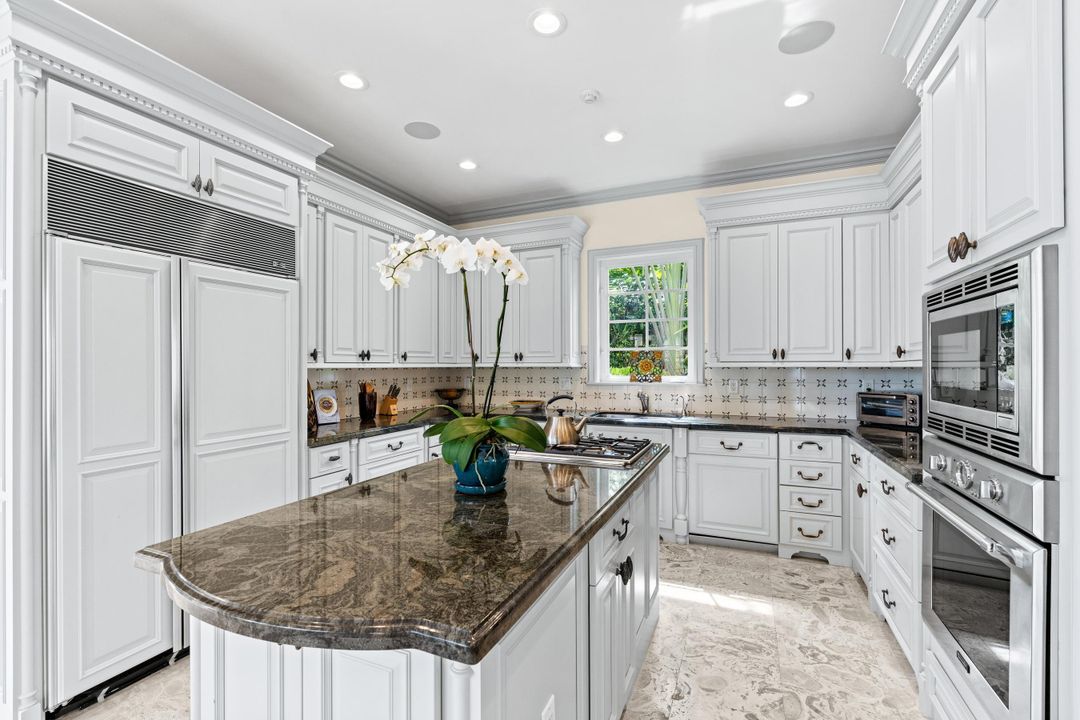 For Sale: $5,250,000 (5 beds, 7 baths, 5601 Square Feet)