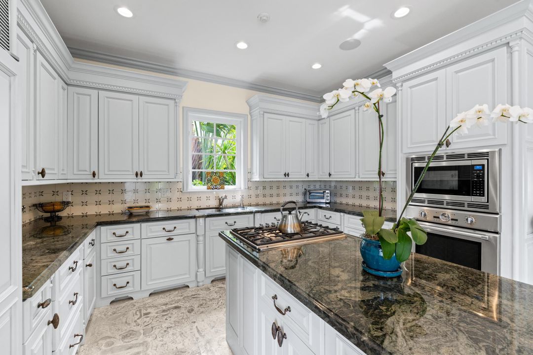 For Sale: $5,250,000 (5 beds, 7 baths, 5601 Square Feet)