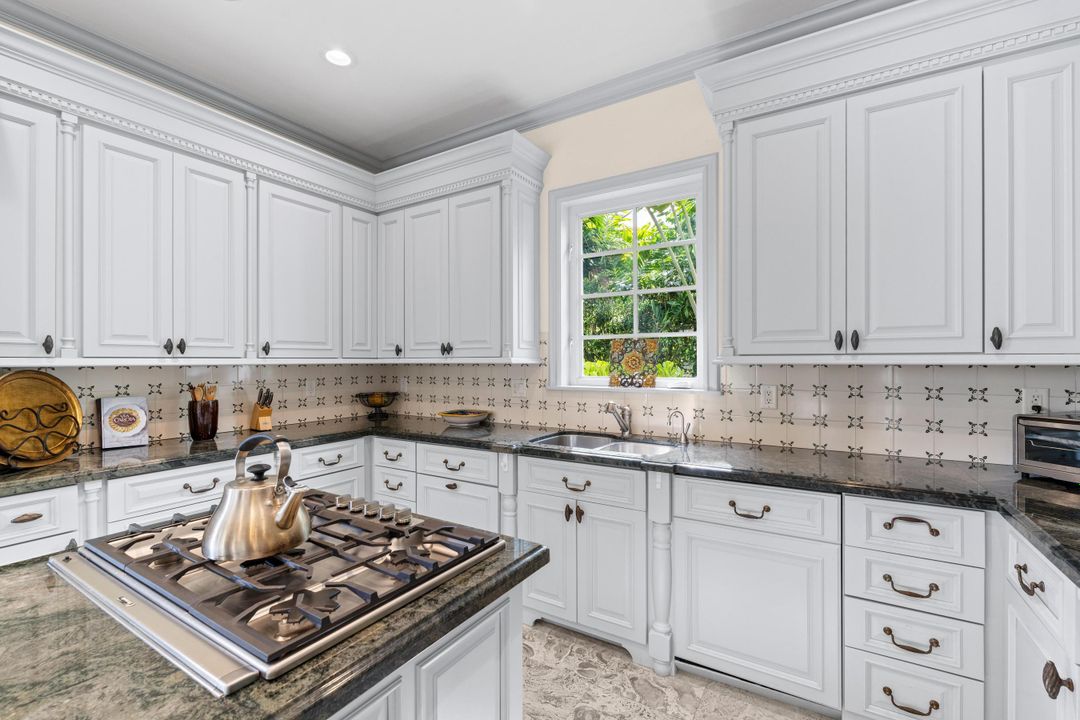 For Sale: $5,250,000 (5 beds, 7 baths, 5601 Square Feet)