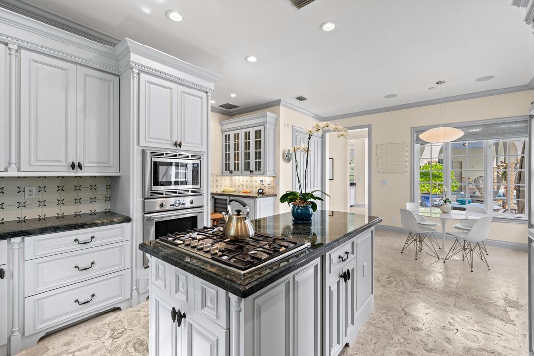 For Sale: $5,250,000 (5 beds, 7 baths, 5601 Square Feet)