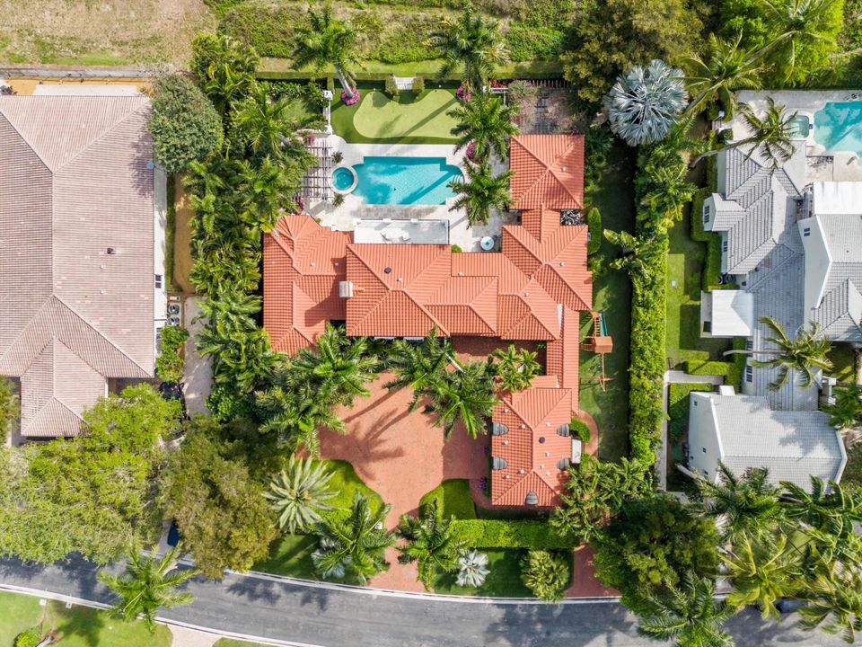 For Sale: $5,250,000 (5 beds, 7 baths, 5601 Square Feet)