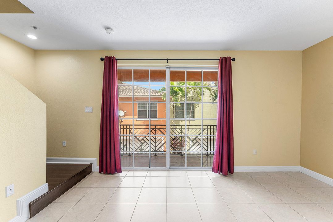 待售: $435,000 (3 贝兹, 3 浴室, 1952 平方英尺)