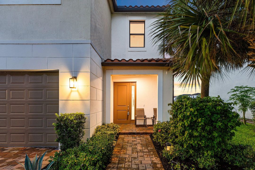 For Sale: $555,000 (4 beds, 2 baths, 1919 Square Feet)