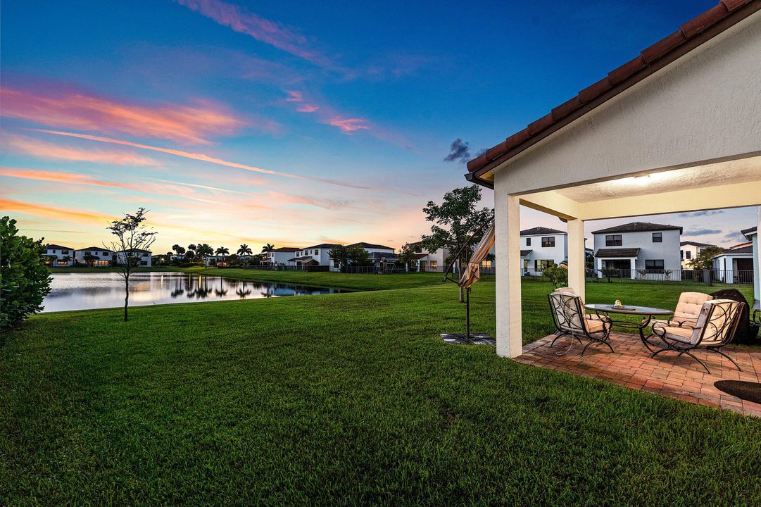 For Sale: $555,000 (4 beds, 2 baths, 1919 Square Feet)