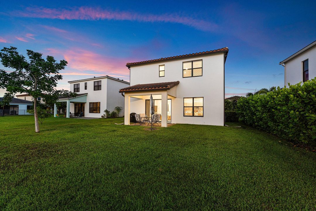 For Sale: $555,000 (4 beds, 2 baths, 1919 Square Feet)