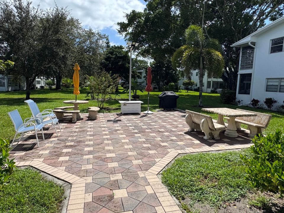 Active With Contract: $1,300 (1 beds, 1 baths, 700 Square Feet)