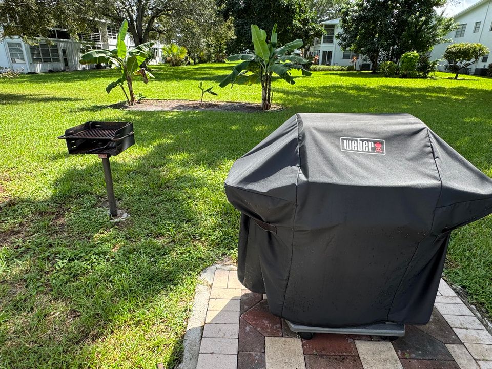 Active With Contract: $1,300 (1 beds, 1 baths, 700 Square Feet)