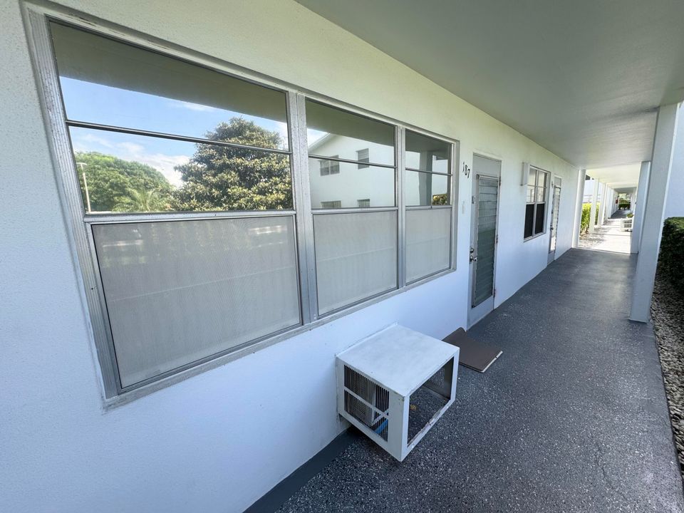 Active With Contract: $1,300 (1 beds, 1 baths, 700 Square Feet)