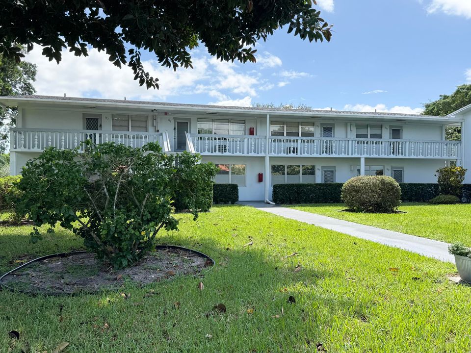 Active With Contract: $1,300 (1 beds, 1 baths, 700 Square Feet)