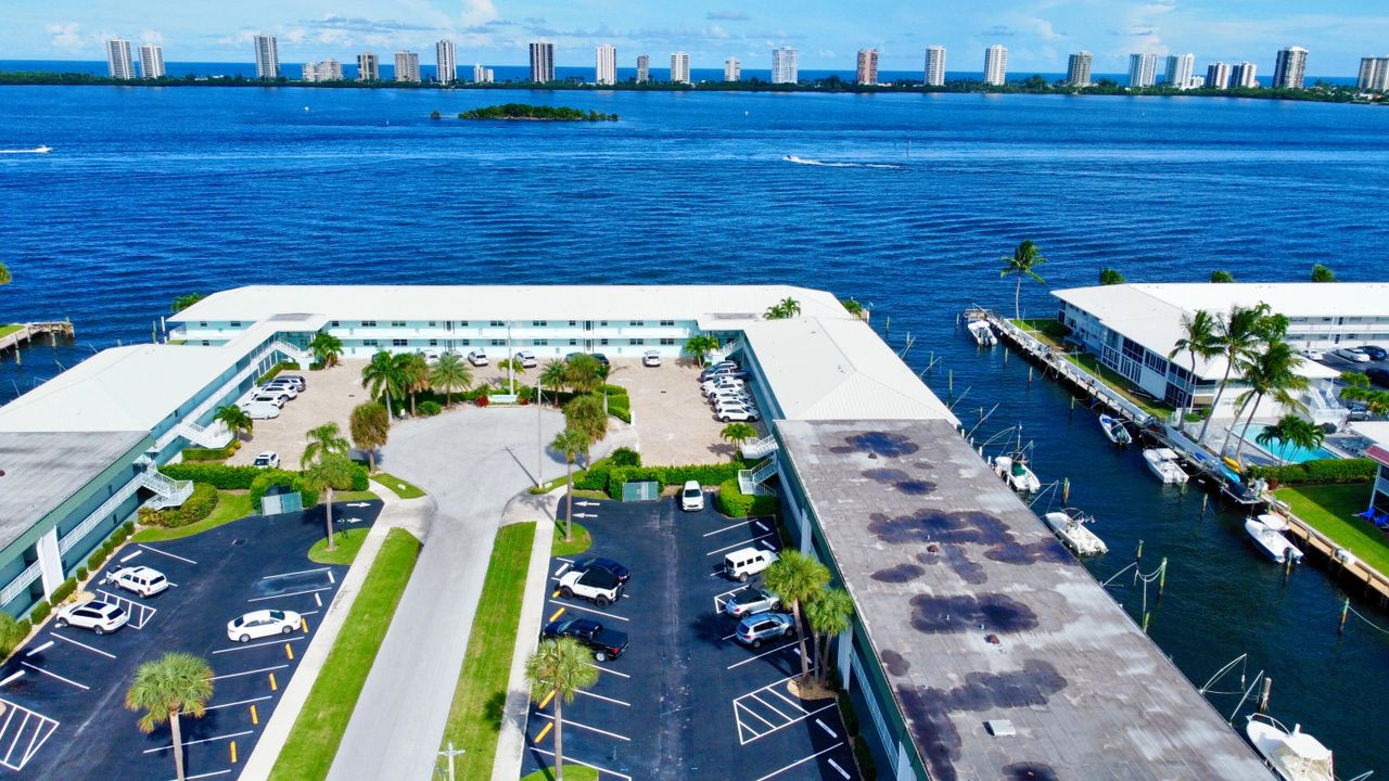 На продажу: $300,000 (2 спален, 2 ванн, 962 Квадратных фут)