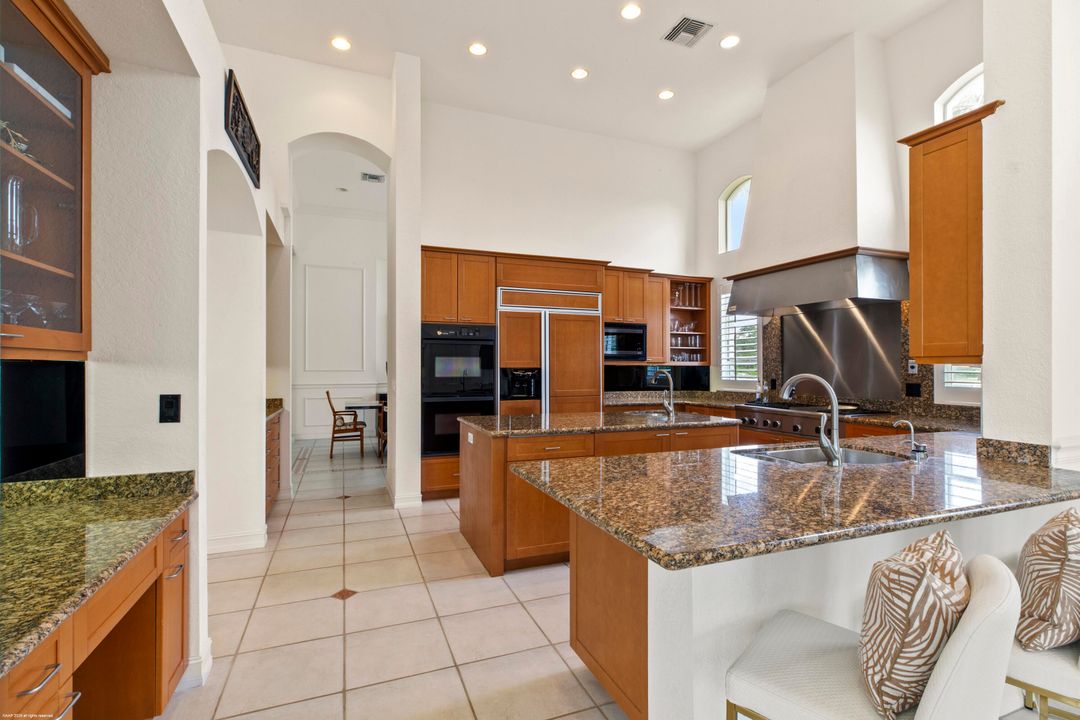 合同活跃: $4,350,000 (4 贝兹, 5 浴室, 8401 平方英尺)