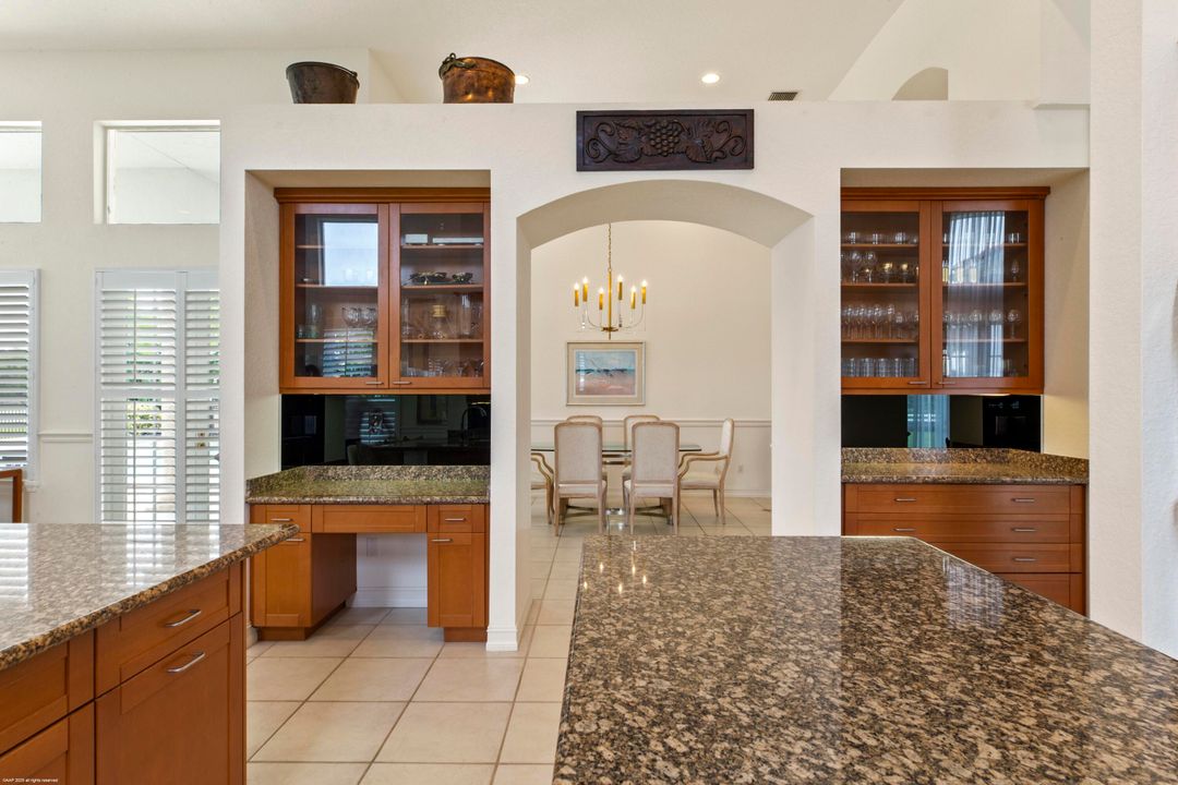 合同活跃: $4,350,000 (4 贝兹, 5 浴室, 8401 平方英尺)